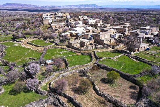 Anıtlı történelmi kőházai és a Tur Abdin fennsík látképe