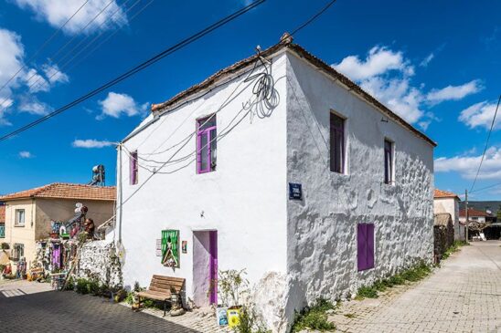 Barbaros – İzmir török falu színes házainak képe macskaköves utcában