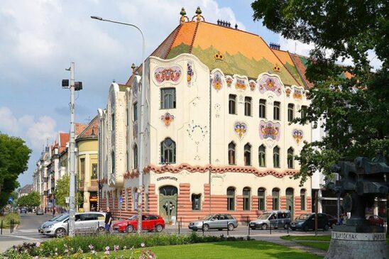 A kecskeméti Cifrapalota szecessziós épülete színes majolikadíszítéssel.