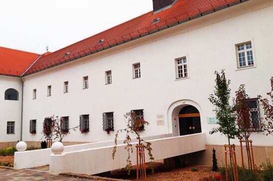 A Kodály Intézet épülete a kecskeméti egykori Ferences kolostorban.