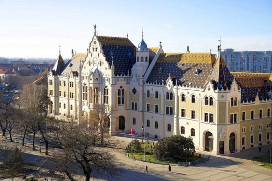 A kecskeméti Városháza szecessziós épülete felülnézetből. 