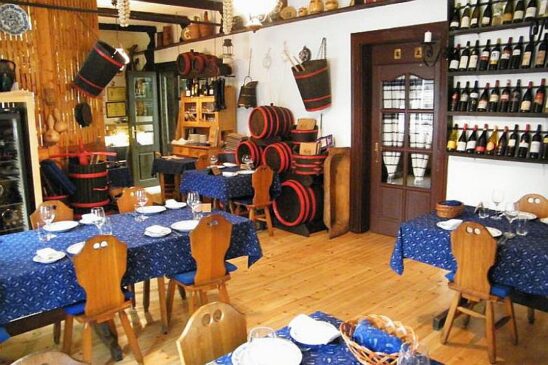 A Kecskeméti Csárda magyaros belső tere és éttermi hangulata.