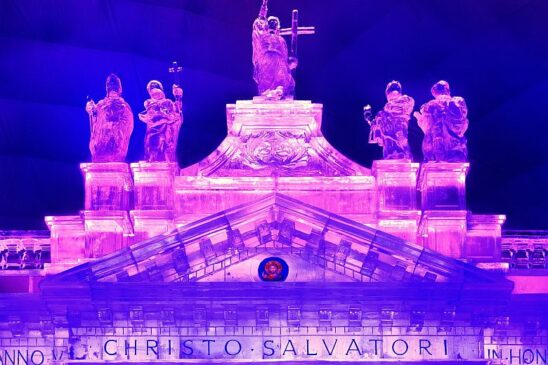 A Tátrai jégdóm homlokzatának részlete apostolszobrokkal és gazdag barokk jégfaragásokkal