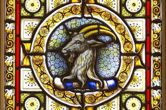 Kecskeábrázolás színes templomi üvegfestményen