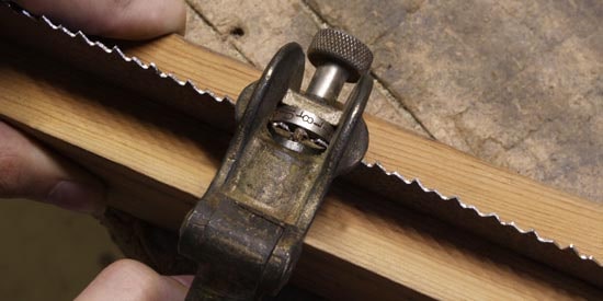 Bend the hand saw teeth before sharpening