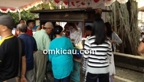 Masyarakat Solo menyerbut warung hik gratis.