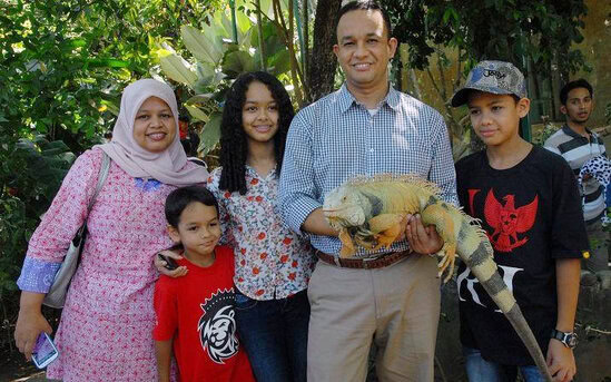 Anies Baswedan bersama anak dan istri di Gembira Loka Zoo Jogja.