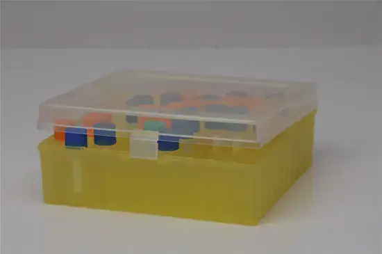 Caja de congelacion, material pp, con divisor en 10x10, para criotubos 1.8ml. caja en color amarillo, tapa en color transparente 1 pieza