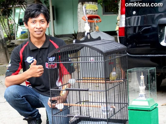 Jagoan Om Dafi, Yasmin, bersama perawatnya, Om Santo.