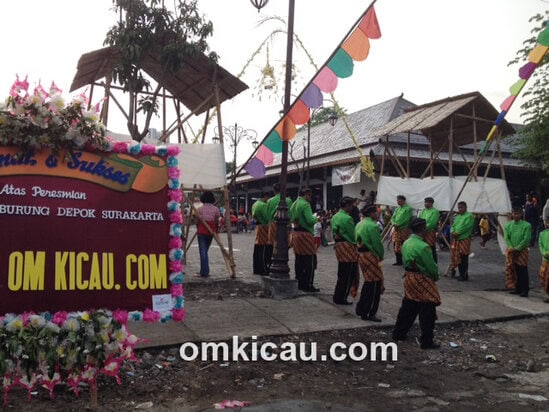 Petugas among tamu bersiap menyambut kedatangan Wali Kota.