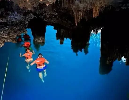 Disfrutando del nado en el cenote de puerto morelos quintana roo