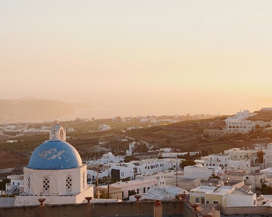 pyrgos-kallistis-santorini-sunset panoramic view of santorini at sunset from pyrgos village