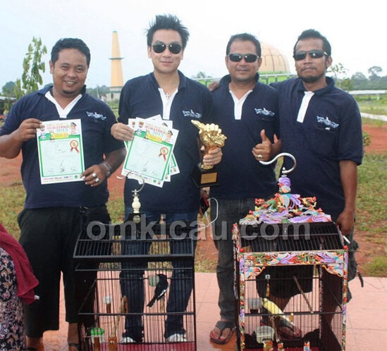 Andre Sutanto (2 dari kiri) puas dengan hasil nyeri yang diraih kacer Senpi.