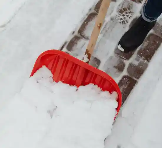 Manuelle Schneeräumung eines Gehwegs im Rahmen des Winterdienstes in Weimar