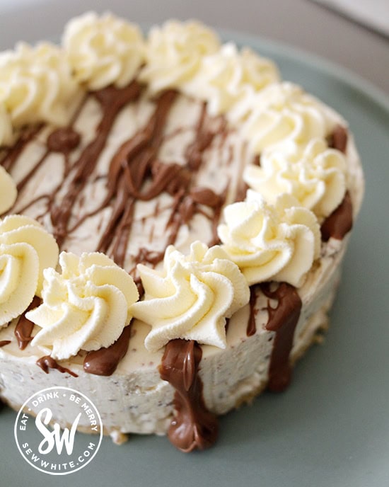 Adding cream swirls to the cheesecake. 