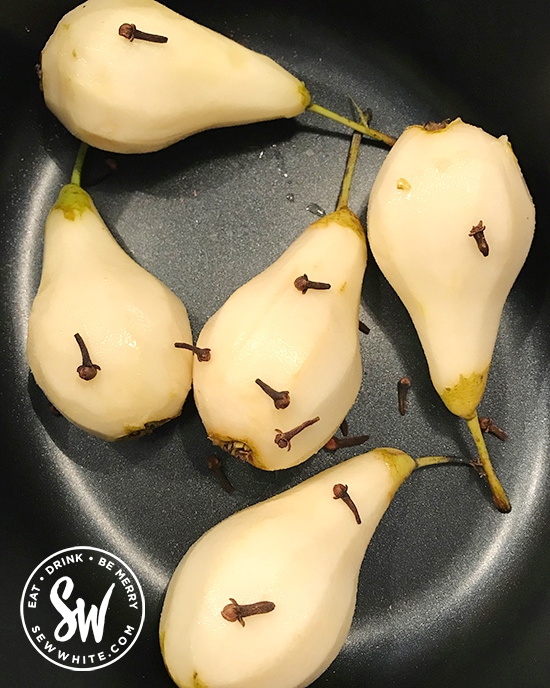 pears with cloves ready to be cooked with mulled wine