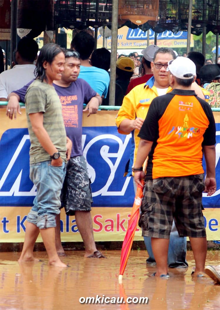 Bang Boy menyapa peserta di atas genangan air pada even BnR Award di Cibubur (3/3)