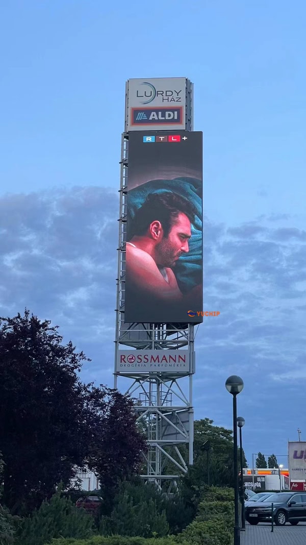 Outdoor LED Screen-Steel Pole or Pylon Installation