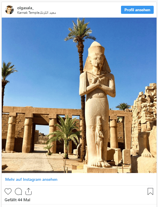 Tempelruine von Karnak mit monumentalen Steinsäulen