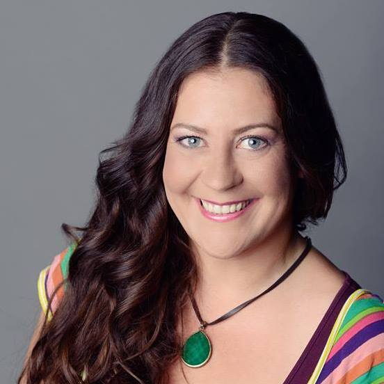 Lächelnde Frau mit langen Haaren Steffi