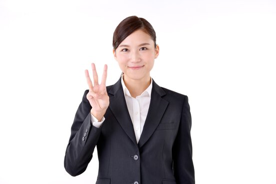 3本の指を立てる女性