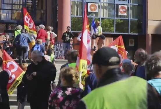 1er Mai à Tarbes, la foule et de nombreux gilets jaunes