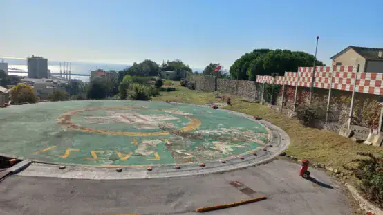 Elisuperficie P.O. Villa Scassi Genova con rivestimento in resina usurato e degradato prima del ripristino