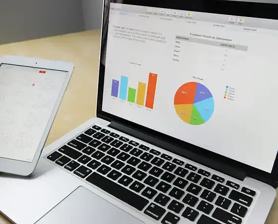 Digitale Marketing-Analyse auf Laptop und Tablet Laptop mit Datenanalyse und Diagrammen für digitales Marketing.