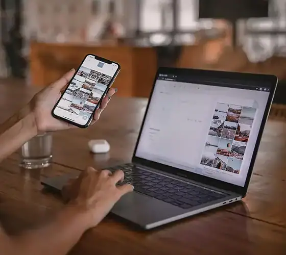 Webdesign und Social Media Management Person arbeitet an Laptop und Smartphone für Webdesign und Social Media.