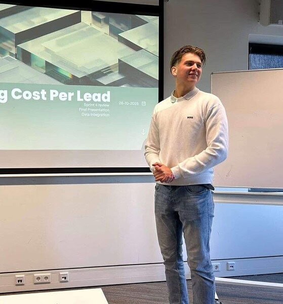 Dave Jonk van JDA Solutions geeft presentatie over data-integratie en kostoptimalisatie voor MKB