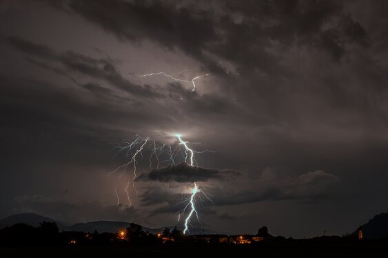 Météo Tarbes. soleil voilé et 26 degrés mardi après midi, orages mercredi