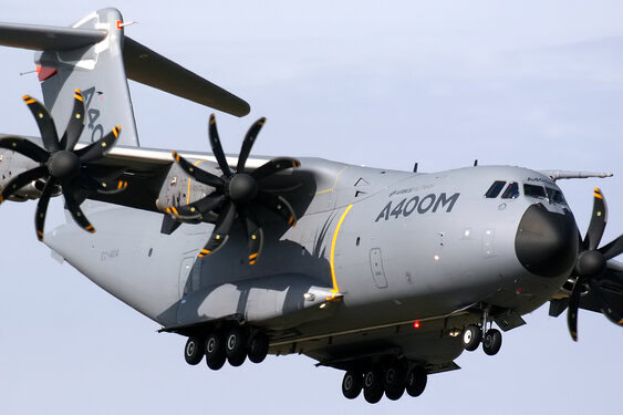 Premiers sauts d’entraînement depuis l’ Airbus A400M pour les paras de Tarbes
