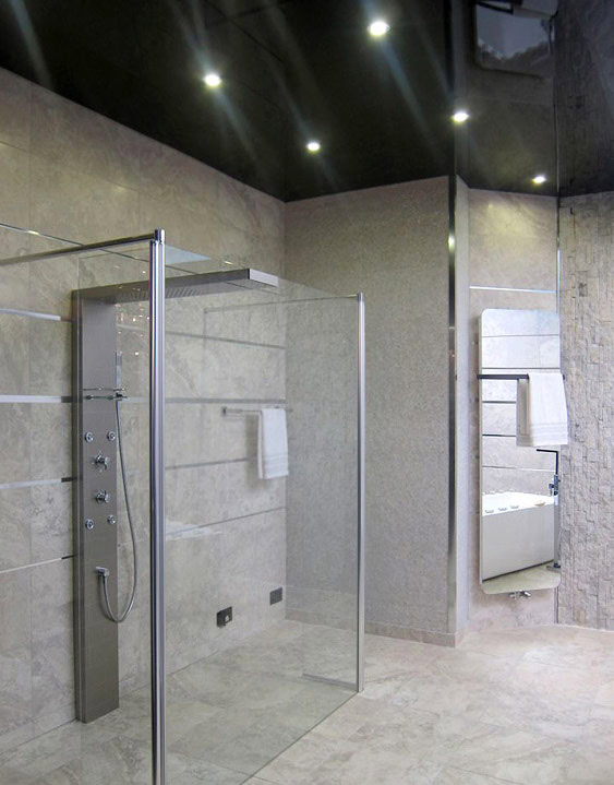 Gefliestet Badezimmer mit schwarzer Hochglanz Spanndecke