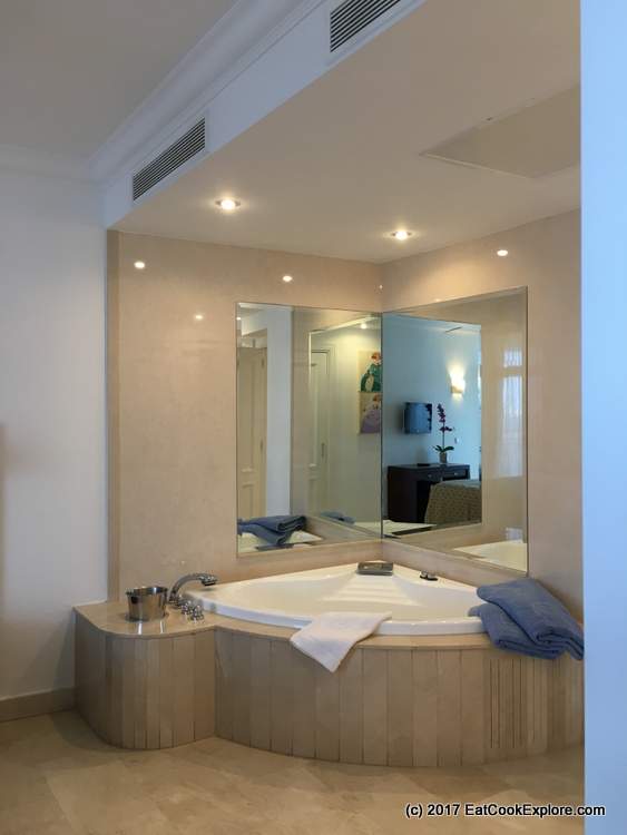 Every apartment has a corner bath Gran Anfi