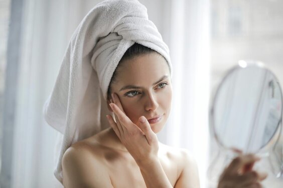 beleza-regenerativa-herbevie Mulher linda em beleza regenerativa com produtos Herbevie