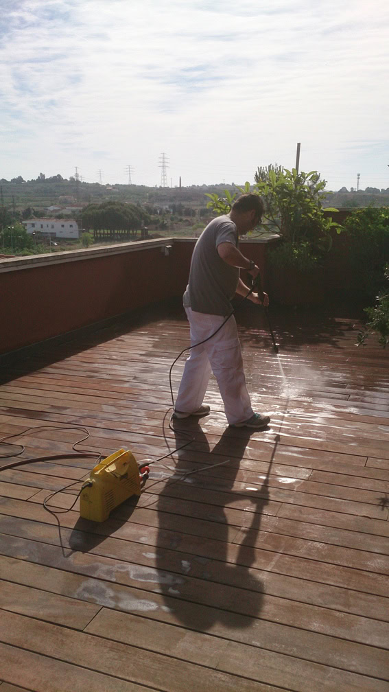 Oli Livos en tarima de fusta exterior