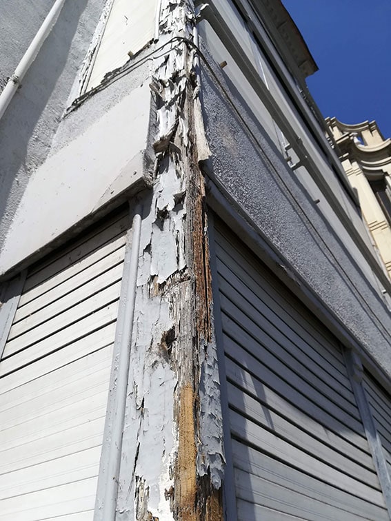 Reparació de façana amb elements de fusta