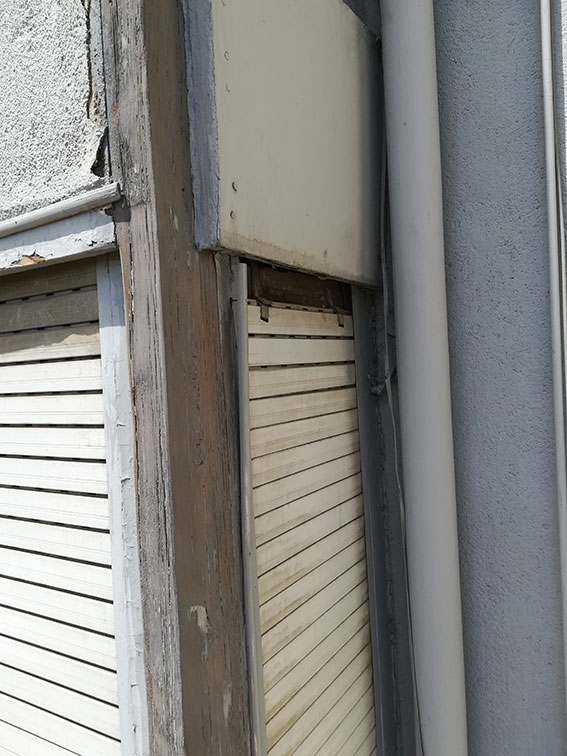 Reparació de façana amb elements de fusta