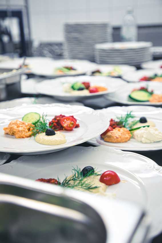 Catering-Service vom Restaurant Finest Lezzet in Düsseldorf mit mediterranen Spezialitäten für Events, Hochzeiten, Businessmeetings und private Feiern, inklusive Live-Cooking und Brunch-Angeboten. Salat