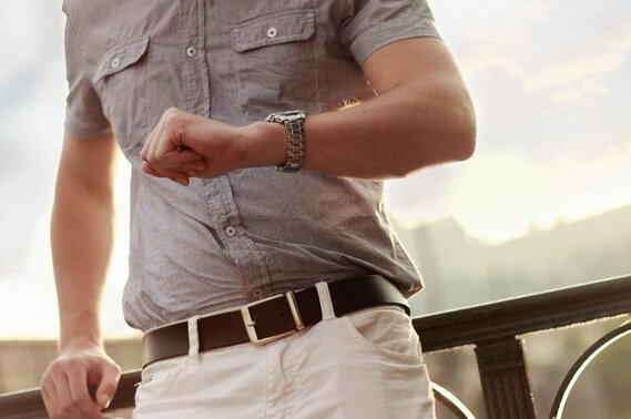 hombre con reloj