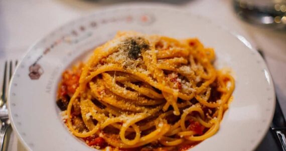 Guests enjoying pasta on a Trastevere food tour