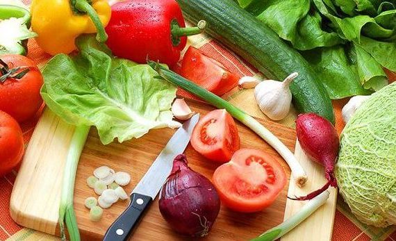 Лучшими продуктами при СРК являются Клюква, Запеченный и Вареный Картофель, Лосось, Йогурт без Добавления Сахара, Апельсиновый Сок и Апельсины, Приготовленная Зелень