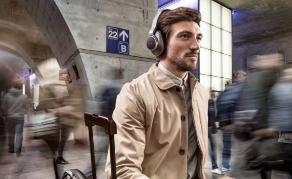 Накладные беспроводные наушники AKG K371BT имеют активное шумоподавление