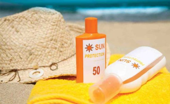 Дерматологи советуют использовать для защиты от солнца средства с SPF от 30 единиц и выше.
