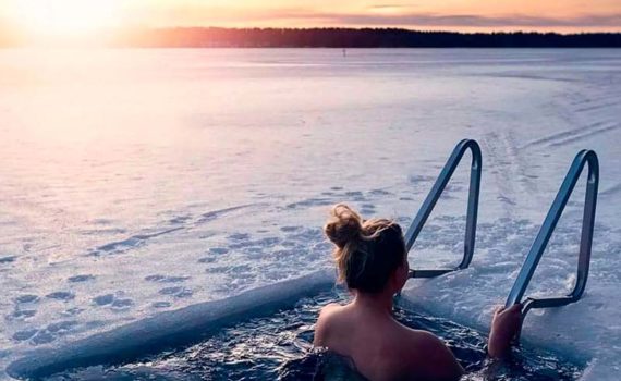 Считается, что купание в проруби способствуем восстановлению мышц, кровообращению, энергии и бодрости, настроению и самочувствию, иммунитету, сну, снижению веса, а также здоровью кожи и волос.