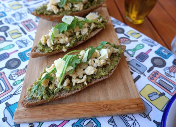 tostas de pesto de calabacín y huevo revuelto