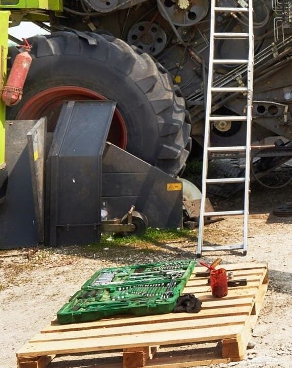 https://leveranse.ru/wp-content/uploads/2026/07/harvesters-combine-parts-plant-are-waiting-sales_146671-19094-1-571x720.jpg