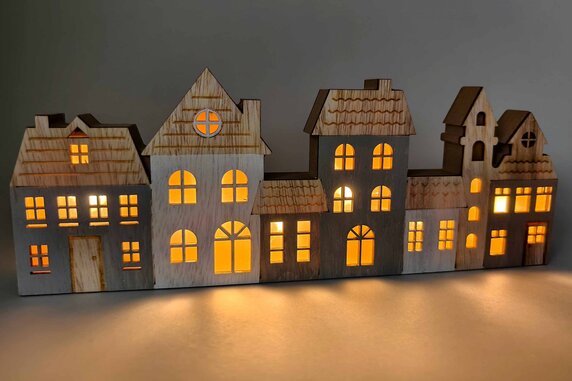 Zauberhafte Häuserreihe LED aus Holz 30 cm – Bild 2