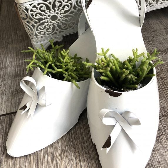 Dekoschuhe aus Metall weiß