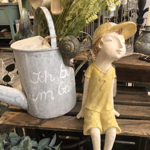 Junge Figur Kantenhocker